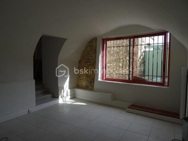 ✨ Et si votre prochaine histoire commençait ici ?
Au cœur d’un village plein de charme, cette maison lumineuse et parfaitement agencée vous séduira forcément.
Avec son côté authentique, elle offre un cadre de vie rare où tout se fait à pied… Un lieu idéal pour voir grandir vos enfants ou pour un investissement serein en colocation.
Venez la découvrir, vous pourriez bien avoir un coup de cœur pour ce lieu.

Caractéristiques
- Surface habitable 98 m2 : Répartie sur 2 étages +Rdc
- Nombre de chambres : 3 (idéalement séparées pour une colocation étudiante)
- 2 Salles de bain et 2 WC: séparés
- Plusieurs dressings et rangements

- Agencement optimal pour une vie familiale confortable si vous décidiez d'y vivre nombreux.
- Espaces nuits bien distincts garantissant l'intimité de chacun
(Certaines photos sont des projections d'aménagement réalisées par l'IA afin de valoriser le potentiel du bien)

Si vous aimez la vie de village, c'est le lieu idéal car à proximité de tous commerces et des écoles.
Petits travaux de rafraichissement à prévoir pour remise à votre goût.
Divers bus à proximité pour vous accompagner où vous le souhaitez (Valbonne/Antibes cannes etc....)
Très jolie vue ensoleillée sur Biot.

Pour plus d'informations ou pour organiser une visite, contactez moi : 0607703032