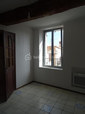 ✨ Et si votre prochaine histoire commençait ici ?
Au cœur d’un village plein de charme, cette maison lumineuse et parfaitement agencée vous séduira forcément.
Avec son côté authentique, elle offre un cadre de vie rare où tout se fait à pied… Un lieu idéal pour voir grandir vos enfants ou pour un investissement serein en colocation.
Venez la découvrir, vous pourriez bien avoir un coup de cœur pour ce lieu.

Caractéristiques
- Surface habitable 98 m2 : Répartie sur 2 étages +Rdc
- Nombre de chambres : 3 (idéalement séparées pour une colocation étudiante)
- 2 Salles de bain et 2 WC: séparés
- Plusieurs dressings et rangements

- Agencement optimal pour une vie familiale confortable si vous décidiez d'y vivre nombreux.
- Espaces nuits bien distincts garantissant l'intimité de chacun
(Certaines photos sont des projections d'aménagement réalisées par l'IA afin de valoriser le potentiel du bien)

Si vous aimez la vie de village, c'est le lieu idéal car à proximité de tous commerces et des écoles.
Petits travaux de rafraichissement à prévoir pour remise à votre goût.
Divers bus à proximité pour vous accompagner où vous le souhaitez (Valbonne/Antibes cannes etc....)
Très jolie vue ensoleillée sur Biot.

Pour plus d'informations ou pour organiser une visite, contactez moi : 0607703032