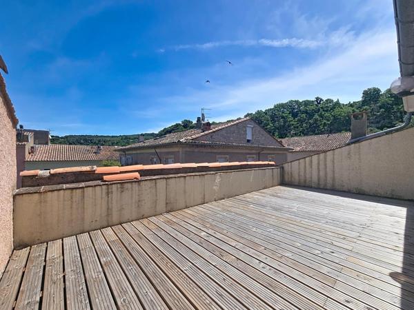 Un duplex avec terrasse et vue dégagée, offrant de beaux volumes en plein cœur de Bédarieux.