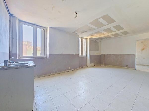 Un duplex avec terrasse et vue dégagée, offrant de beaux volumes en plein cœur de Bédarieux.