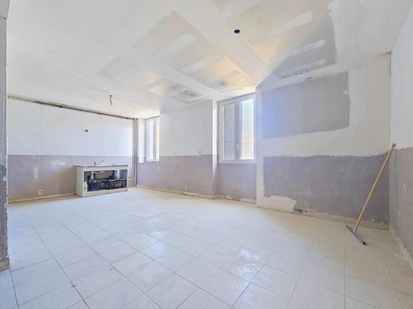 Un duplex avec terrasse et vue dégagée, offrant de beaux volumes en plein cœur de Bédarieux.