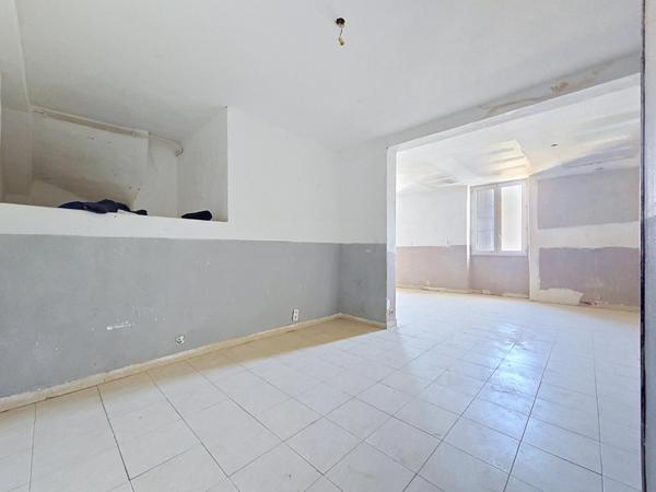 Un duplex avec terrasse et vue dégagée, offrant de beaux volumes en plein cœur de Bédarieux.