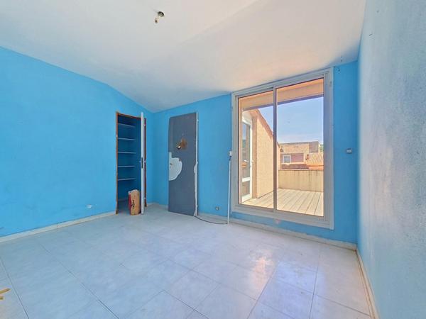 Un duplex avec terrasse et vue dégagée, offrant de beaux volumes en plein cœur de Bédarieux.