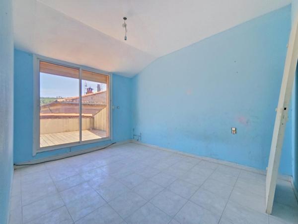 Un duplex avec terrasse et vue dégagée, offrant de beaux volumes en plein cœur de Bédarieux.