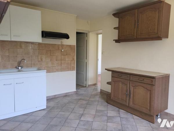 PIERRES Maison ancienne à rénover sur terrain de 5300 m²