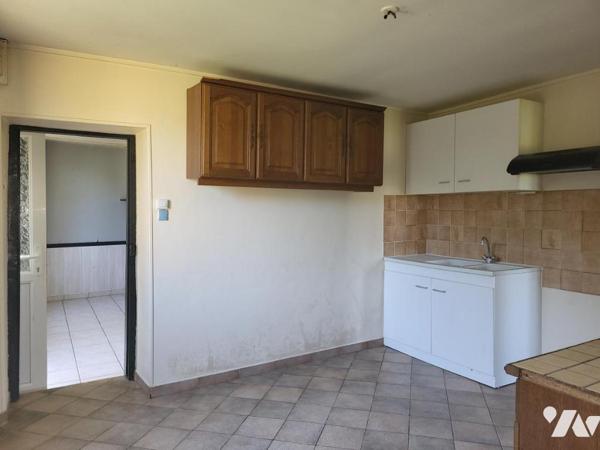 PIERRES Maison ancienne à rénover sur terrain de 5300 m²