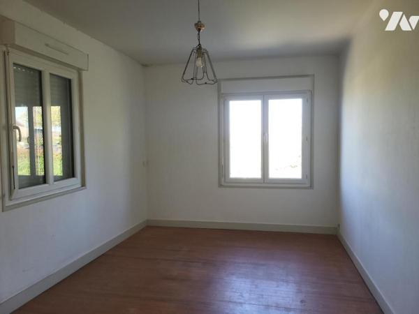 PIERRES Maison ancienne à rénover sur terrain de 5300 m²