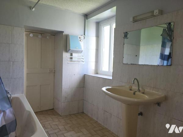 PIERRES Maison ancienne à rénover sur terrain de 5300 m²