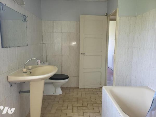 PIERRES Maison ancienne à rénover sur terrain de 5300 m²