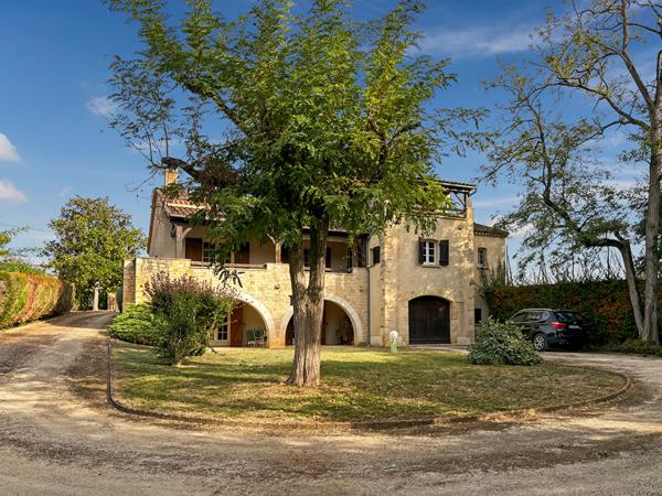 A VENDRE - Maison familiale de caractère de 185 m² avec grand garage, proche des commodités