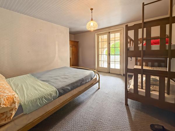 A VENDRE - Maison familiale de caractère de 185 m² avec grand garage, proche des commodités