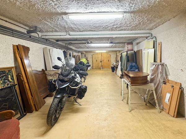 A VENDRE - Maison familiale de caractère de 185 m² avec grand garage, proche des commodités