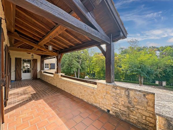 A VENDRE - Maison familiale de caractère de 185 m² avec grand garage, proche des commodités