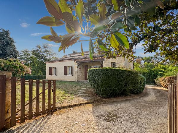 A VENDRE - Maison familiale de caractère de 185 m² avec grand garage, proche des commodités