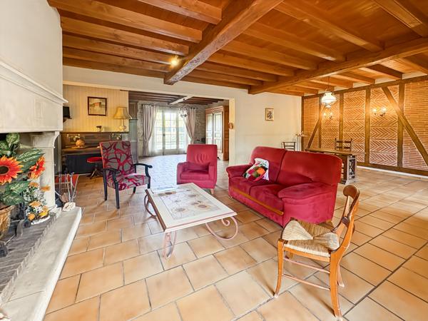 A VENDRE - Maison familiale de caractère de 185 m² avec grand garage, proche des commodités