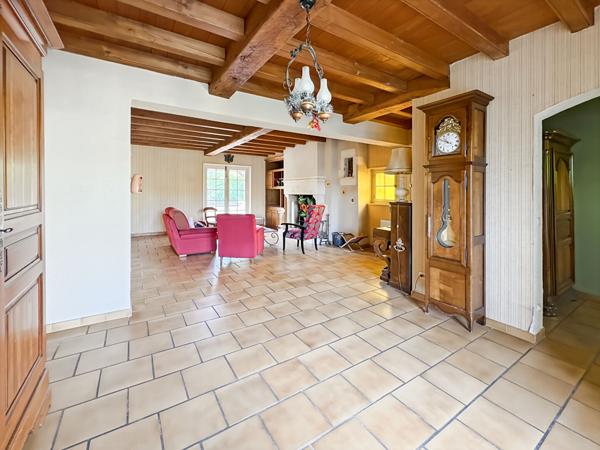 A VENDRE - Maison familiale de caractère de 185 m² avec grand garage, proche des commodités
