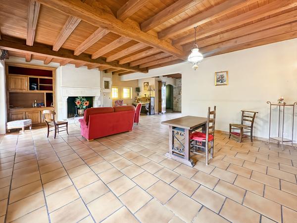 A VENDRE - Maison familiale de caractère de 185 m² avec grand garage, proche des commodités