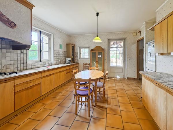 A VENDRE - Maison familiale de caractère de 185 m² avec grand garage, proche des commodités