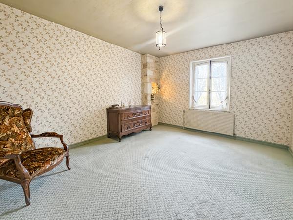 A VENDRE - Maison familiale de caractère de 185 m² avec grand garage, proche des commodités