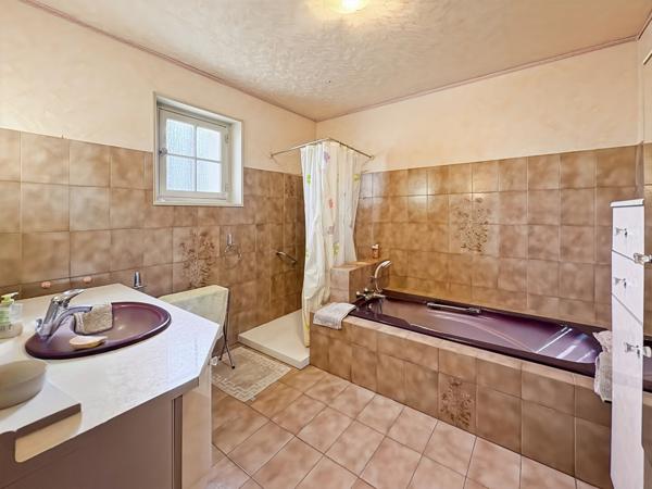 A VENDRE - Maison familiale de caractère de 185 m² avec grand garage, proche des commodités