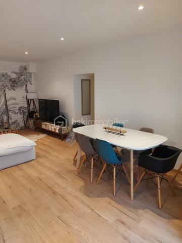 🏡 LE CHARME, LE CALME A 2 KM DE SAINT ANDRÉ DE SANGONIS 

Nichée au calme d’une impasse à Ceyras, cette très jolie maison de village est une véritable belle surprise. Entièrement rénovée avec soin, parfaitement entretenue et décorée avec goût, elle offre une atmosphère chaleureuse où l’on se sent immédiatement chez soi.
Dès l’entrée, vous découvrirez un grand séjour convivial, avec placard intégré, puis une spacieuse cuisine entièrement équipée, fonctionnelle et pensée pour le quotidien avec de nombreux rangements.
Au premier étage, l’espace nuit se compose de deux chambres, d’une salle d’eau avec douche, mais surtout d’une superbe terrasse à l’abri des regards : un véritable petit cocon pour profiter des beaux jours en toute intimité.

Au dernier étage, place au coup de cœur avec une grande suite parentale pleine de charme et sa salle de bains ouverte avec baignoire, créant un espace intime et particulièrement agréable.

✨ Climatisation
✨ Rénovation et finitions soignées
✨ Belle terrasse sans vis-à-vis
✨ 3 chambres dont une grande suite parentale
✨ Environnement très calme
✨ Possibilité d’acquérir la maison entièrement meublée

Une maison idéale pour une famille à la recherche d’un bien clé en main, avec du cachet, du confort et de beaux volumes.

Ici, il ne reste plus qu’à poser ses valises et profiter. ❤️

📞 Une visite ? Attention, cette maison pourrait bien vous faire craquer dès les premières minutes…