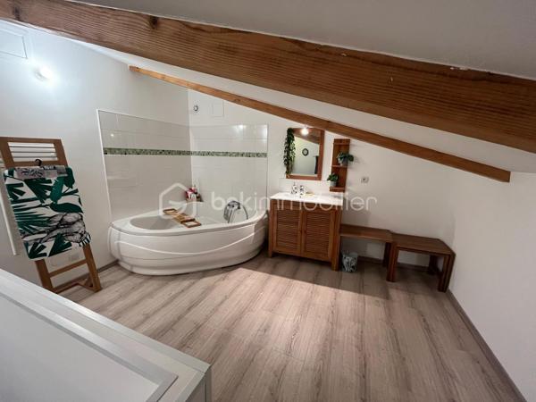 🏡 LE CHARME, LE CALME A 2 KM DE SAINT ANDRÉ DE SANGONIS 

Nichée au calme d’une impasse à Ceyras, cette très jolie maison de village est une véritable belle surprise. Entièrement rénovée avec soin, parfaitement entretenue et décorée avec goût, elle offre une atmosphère chaleureuse où l’on se sent immédiatement chez soi.
Dès l’entrée, vous découvrirez un grand séjour convivial, avec placard intégré, puis une spacieuse cuisine entièrement équipée, fonctionnelle et pensée pour le quotidien avec de nombreux rangements.
Au premier étage, l’espace nuit se compose de deux chambres, d’une salle d’eau avec douche, mais surtout d’une superbe terrasse à l’abri des regards : un véritable petit cocon pour profiter des beaux jours en toute intimité.

Au dernier étage, place au coup de cœur avec une grande suite parentale pleine de charme et sa salle de bains ouverte avec baignoire, créant un espace intime et particulièrement agréable.

✨ Climatisation
✨ Rénovation et finitions soignées
✨ Belle terrasse sans vis-à-vis
✨ 3 chambres dont une grande suite parentale
✨ Environnement très calme
✨ Possibilité d’acquérir la maison entièrement meublée

Une maison idéale pour une famille à la recherche d’un bien clé en main, avec du cachet, du confort et de beaux volumes.

Ici, il ne reste plus qu’à poser ses valises et profiter. ❤️

📞 Une visite ? Attention, cette maison pourrait bien vous faire craquer dès les premières minutes…