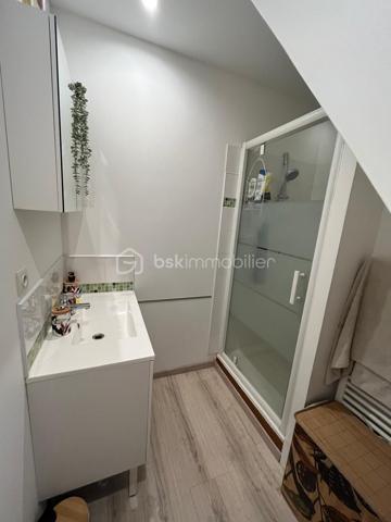 🏡 LE CHARME, LE CALME A 2 KM DE SAINT ANDRÉ DE SANGONIS 

Nichée au calme d’une impasse à Ceyras, cette très jolie maison de village est une véritable belle surprise. Entièrement rénovée avec soin, parfaitement entretenue et décorée avec goût, elle offre une atmosphère chaleureuse où l’on se sent immédiatement chez soi.
Dès l’entrée, vous découvrirez un grand séjour convivial, avec placard intégré, puis une spacieuse cuisine entièrement équipée, fonctionnelle et pensée pour le quotidien avec de nombreux rangements.
Au premier étage, l’espace nuit se compose de deux chambres, d’une salle d’eau avec douche, mais surtout d’une superbe terrasse à l’abri des regards : un véritable petit cocon pour profiter des beaux jours en toute intimité.

Au dernier étage, place au coup de cœur avec une grande suite parentale pleine de charme et sa salle de bains ouverte avec baignoire, créant un espace intime et particulièrement agréable.

✨ Climatisation
✨ Rénovation et finitions soignées
✨ Belle terrasse sans vis-à-vis
✨ 3 chambres dont une grande suite parentale
✨ Environnement très calme
✨ Possibilité d’acquérir la maison entièrement meublée

Une maison idéale pour une famille à la recherche d’un bien clé en main, avec du cachet, du confort et de beaux volumes.

Ici, il ne reste plus qu’à poser ses valises et profiter. ❤️

📞 Une visite ? Attention, cette maison pourrait bien vous faire craquer dès les premières minutes…