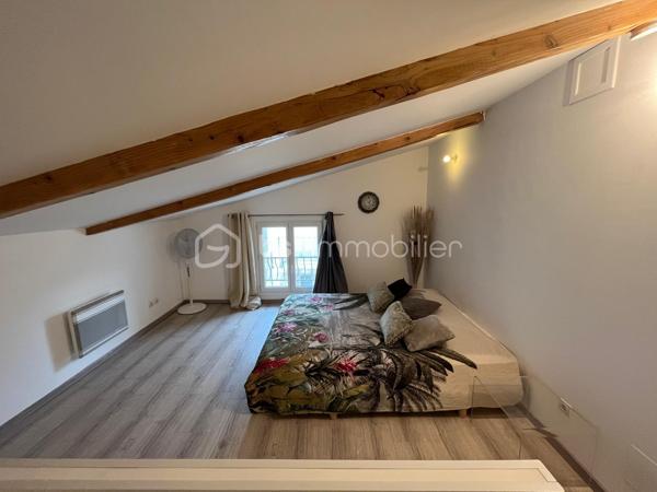 🏡 LE CHARME, LE CALME A 2 KM DE SAINT ANDRÉ DE SANGONIS 

Nichée au calme d’une impasse à Ceyras, cette très jolie maison de village est une véritable belle surprise. Entièrement rénovée avec soin, parfaitement entretenue et décorée avec goût, elle offre une atmosphère chaleureuse où l’on se sent immédiatement chez soi.
Dès l’entrée, vous découvrirez un grand séjour convivial, avec placard intégré, puis une spacieuse cuisine entièrement équipée, fonctionnelle et pensée pour le quotidien avec de nombreux rangements.
Au premier étage, l’espace nuit se compose de deux chambres, d’une salle d’eau avec douche, mais surtout d’une superbe terrasse à l’abri des regards : un véritable petit cocon pour profiter des beaux jours en toute intimité.

Au dernier étage, place au coup de cœur avec une grande suite parentale pleine de charme et sa salle de bains ouverte avec baignoire, créant un espace intime et particulièrement agréable.

✨ Climatisation
✨ Rénovation et finitions soignées
✨ Belle terrasse sans vis-à-vis
✨ 3 chambres dont une grande suite parentale
✨ Environnement très calme
✨ Possibilité d’acquérir la maison entièrement meublée

Une maison idéale pour une famille à la recherche d’un bien clé en main, avec du cachet, du confort et de beaux volumes.

Ici, il ne reste plus qu’à poser ses valises et profiter. ❤️

📞 Une visite ? Attention, cette maison pourrait bien vous faire craquer dès les premières minutes…