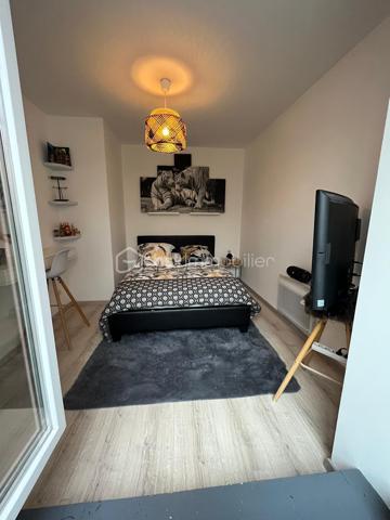 🏡 LE CHARME, LE CALME A 2 KM DE SAINT ANDRÉ DE SANGONIS 

Nichée au calme d’une impasse à Ceyras, cette très jolie maison de village est une véritable belle surprise. Entièrement rénovée avec soin, parfaitement entretenue et décorée avec goût, elle offre une atmosphère chaleureuse où l’on se sent immédiatement chez soi.
Dès l’entrée, vous découvrirez un grand séjour convivial, avec placard intégré, puis une spacieuse cuisine entièrement équipée, fonctionnelle et pensée pour le quotidien avec de nombreux rangements.
Au premier étage, l’espace nuit se compose de deux chambres, d’une salle d’eau avec douche, mais surtout d’une superbe terrasse à l’abri des regards : un véritable petit cocon pour profiter des beaux jours en toute intimité.

Au dernier étage, place au coup de cœur avec une grande suite parentale pleine de charme et sa salle de bains ouverte avec baignoire, créant un espace intime et particulièrement agréable.

✨ Climatisation
✨ Rénovation et finitions soignées
✨ Belle terrasse sans vis-à-vis
✨ 3 chambres dont une grande suite parentale
✨ Environnement très calme
✨ Possibilité d’acquérir la maison entièrement meublée

Une maison idéale pour une famille à la recherche d’un bien clé en main, avec du cachet, du confort et de beaux volumes.

Ici, il ne reste plus qu’à poser ses valises et profiter. ❤️

📞 Une visite ? Attention, cette maison pourrait bien vous faire craquer dès les premières minutes…