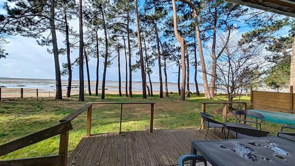 RARE à la VENTE - Emplacement Exceptionnel en première ligne sur le Bassin!!!