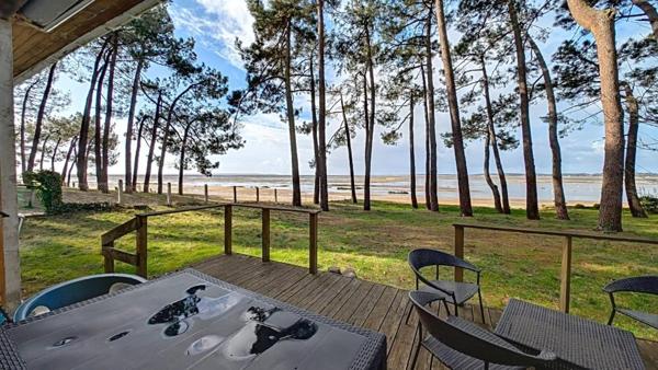 RARE à la VENTE - Emplacement Exceptionnel en première ligne sur le Bassin!!!