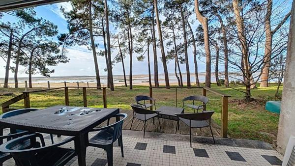 RARE à la VENTE - Emplacement Exceptionnel en première ligne sur le Bassin!!!