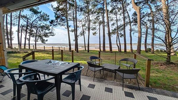 RARE à la VENTE - Emplacement Exceptionnel en première ligne sur le Bassin!!!