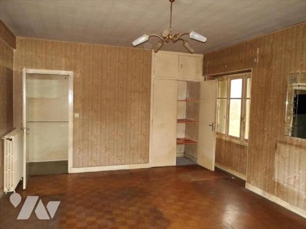 CLUGNAT (23) CREUSE, A vendre une maison de village à rénover de 113 m² hab. et diverses dépend...