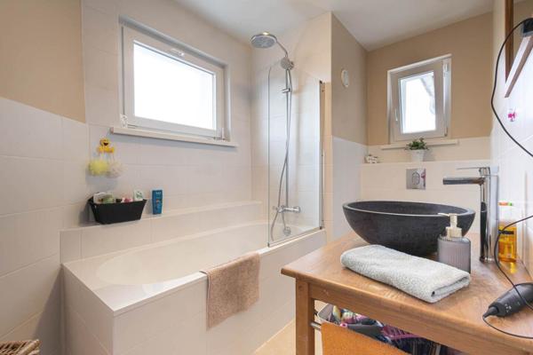 Maison 138 m², 5 chambres, cour, jardin et dépendance