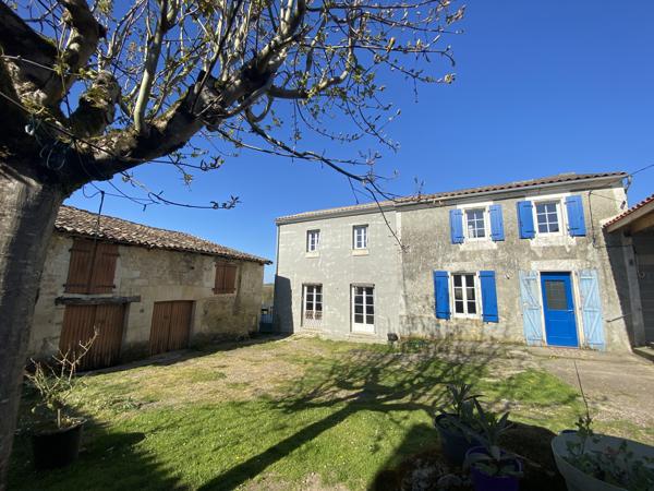 11KM GARE TGV ANGOULEME : ancien corps de ferme en partie rénové avec jardin