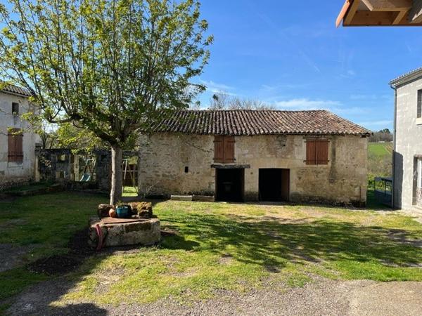 11KM GARE TGV ANGOULEME : ancien corps de ferme en partie rénové avec jardin
