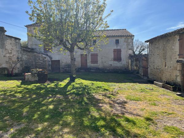 11KM GARE TGV ANGOULEME : ancien corps de ferme en partie rénové avec jardin