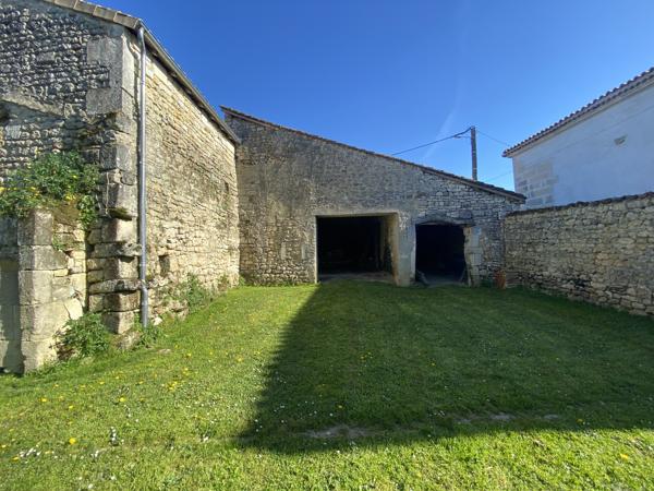 11KM GARE TGV ANGOULEME : ancien corps de ferme en partie rénové avec jardin