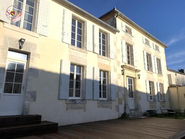 MAISON DE CHARME 10 kms de cognac ! Venez découvrir ...