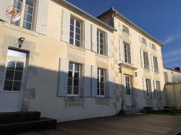 MAISON DE CHARME 10 kms de cognac ! Venez découvrir ...