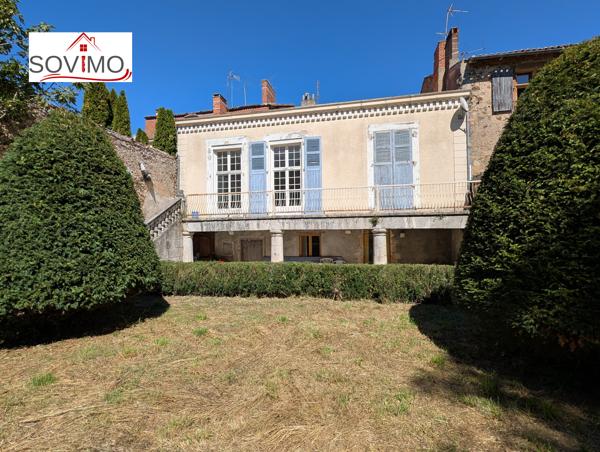 DANS LE CENTRE HISTORIQUE DE CONFOLENS, INVESTISSEMENT LOCATIF : IMMEUBLE 4 APPTS, COUR INTÉRIEURE ET JARDIN