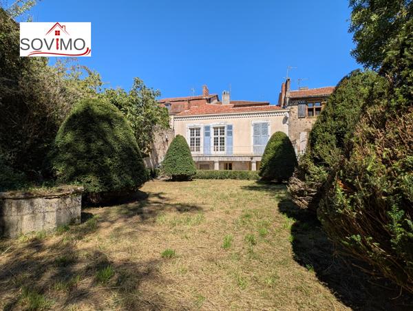 DANS LE CENTRE HISTORIQUE DE CONFOLENS, INVESTISSEMENT LOCATIF : IMMEUBLE 4 APPTS, COUR INTÉRIEURE ET JARDIN