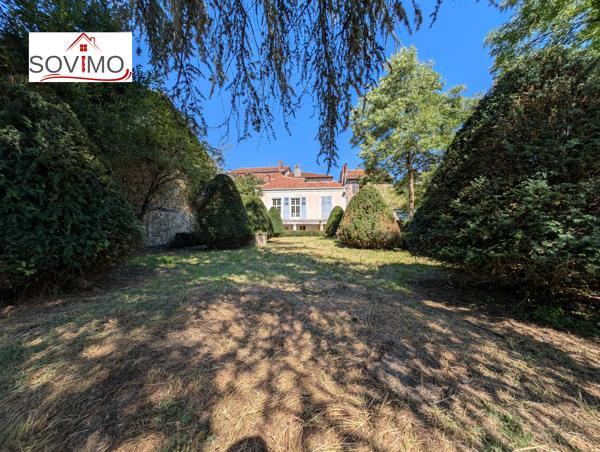 DANS LE CENTRE HISTORIQUE DE CONFOLENS, INVESTISSEMENT LOCATIF : IMMEUBLE 4 APPTS, COUR INTÉRIEURE ET JARDIN