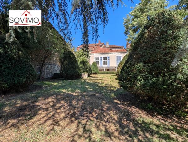 DANS LE CENTRE HISTORIQUE DE CONFOLENS, INVESTISSEMENT LOCATIF : IMMEUBLE 4 APPTS, COUR INTÉRIEURE ET JARDIN