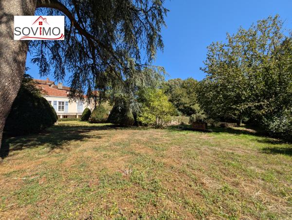 DANS LE CENTRE HISTORIQUE DE CONFOLENS, INVESTISSEMENT LOCATIF : IMMEUBLE 4 APPTS, COUR INTÉRIEURE ET JARDIN