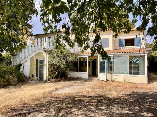 Très beau potentiel pour cette maison familiale de 213 m2, avec jardin située à Couhé, commune de Valence-en-Poitou, dans un environnement calme et agréable, à proximité de tous les commerces.

Cette maison aux volumes généreux offre de nombreuses possibilités d’aménagement.

Au rez-de-chaussée, vous découvrirez une véranda, une première pièce de vie, une cuisine, une chambre, une salle d’eau, un WC indépendant ainsi qu’une buanderie. Une cave et un vaste sous-sol complètent ce niveau et offrent de nombreux espaces de rangement.

À l’étage, la maison propose une lumineuse pièce de vie avec séjour cathédrale et cheminée, et donnant sur la terrasse. Une cuisine aménagée, quatre chambres, un bureau pouvant être transformé en chambre, une salle de bain avec douche et baignoire, un WC.

À l’extérieur, vous profiterez d’un joli jardin, idéal pour les moments de détente en famille.

La maison dispose d’une chaudière à bois complétée par une chaudière au fioul. Elle est équipée de fenêtres en simple vitrage, raccordée au tout-à-l’égout et bénéficie d’une toiture en bon état.

Grâce à ses beaux volumes, à ses nombreuses pièces et à ses multiples possibilités d’aménagement, cette maison représente une belle opportunité pour créer un lieu de vie à votre image.

Un véritable atout de cette maison : sa configuration permet d’envisager facilement la création de deux logements indépendants. Une opportunité idéale pour accueillir deux familles, exercer une activité avec un espace dédié ou développer un projet locatif offrant un excellent potentiel de rentabilité.

Pour organiser une visite contactez-nous du lundi au samedi de 08H00 à 20H00.

Faire vite !