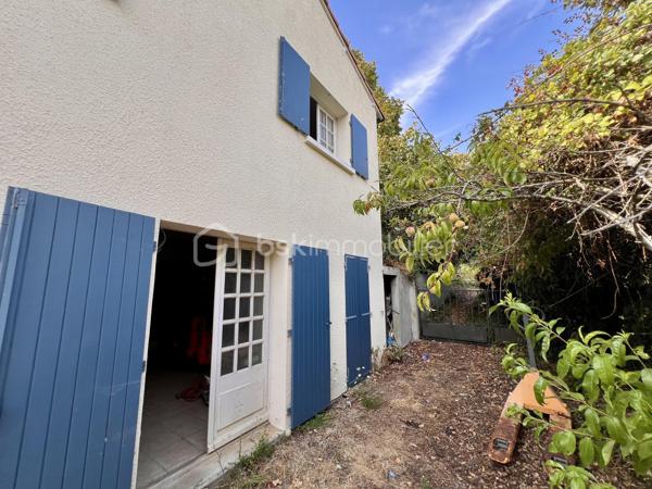 Très beau potentiel pour cette maison familiale de 213 m2, avec jardin située à Couhé, commune de Valence-en-Poitou, dans un environnement calme et agréable, à proximité de tous les commerces.

Cette maison aux volumes généreux offre de nombreuses possibilités d’aménagement.

Au rez-de-chaussée, vous découvrirez une véranda, une première pièce de vie, une cuisine, une chambre, une salle d’eau, un WC indépendant ainsi qu’une buanderie. Une cave et un vaste sous-sol complètent ce niveau et offrent de nombreux espaces de rangement.

À l’étage, la maison propose une lumineuse pièce de vie avec séjour cathédrale et cheminée, et donnant sur la terrasse. Une cuisine aménagée, quatre chambres, un bureau pouvant être transformé en chambre, une salle de bain avec douche et baignoire, un WC.

À l’extérieur, vous profiterez d’un joli jardin, idéal pour les moments de détente en famille.

La maison dispose d’une chaudière à bois complétée par une chaudière au fioul. Elle est équipée de fenêtres en simple vitrage, raccordée au tout-à-l’égout et bénéficie d’une toiture en bon état.

Grâce à ses beaux volumes, à ses nombreuses pièces et à ses multiples possibilités d’aménagement, cette maison représente une belle opportunité pour créer un lieu de vie à votre image.

Un véritable atout de cette maison : sa configuration permet d’envisager facilement la création de deux logements indépendants. Une opportunité idéale pour accueillir deux familles, exercer une activité avec un espace dédié ou développer un projet locatif offrant un excellent potentiel de rentabilité.

Pour organiser une visite contactez-nous du lundi au samedi de 08H00 à 20H00.

Faire vite !