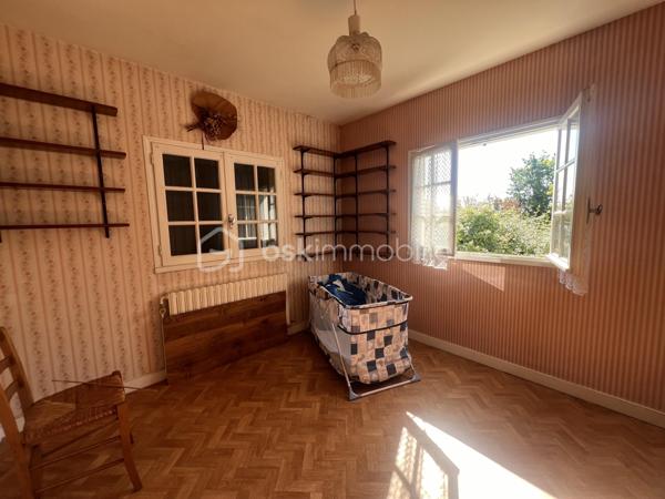 Très beau potentiel pour cette maison familiale de 213 m2, avec jardin située à Couhé, commune de Valence-en-Poitou, dans un environnement calme et agréable, à proximité de tous les commerces.

Cette maison aux volumes généreux offre de nombreuses possibilités d’aménagement.

Au rez-de-chaussée, vous découvrirez une véranda, une première pièce de vie, une cuisine, une chambre, une salle d’eau, un WC indépendant ainsi qu’une buanderie. Une cave et un vaste sous-sol complètent ce niveau et offrent de nombreux espaces de rangement.

À l’étage, la maison propose une lumineuse pièce de vie avec séjour cathédrale et cheminée, et donnant sur la terrasse. Une cuisine aménagée, quatre chambres, un bureau pouvant être transformé en chambre, une salle de bain avec douche et baignoire, un WC.

À l’extérieur, vous profiterez d’un joli jardin, idéal pour les moments de détente en famille.

La maison dispose d’une chaudière à bois complétée par une chaudière au fioul. Elle est équipée de fenêtres en simple vitrage, raccordée au tout-à-l’égout et bénéficie d’une toiture en bon état.

Grâce à ses beaux volumes, à ses nombreuses pièces et à ses multiples possibilités d’aménagement, cette maison représente une belle opportunité pour créer un lieu de vie à votre image.

Un véritable atout de cette maison : sa configuration permet d’envisager facilement la création de deux logements indépendants. Une opportunité idéale pour accueillir deux familles, exercer une activité avec un espace dédié ou développer un projet locatif offrant un excellent potentiel de rentabilité.

Pour organiser une visite contactez-nous du lundi au samedi de 08H00 à 20H00.

Faire vite !