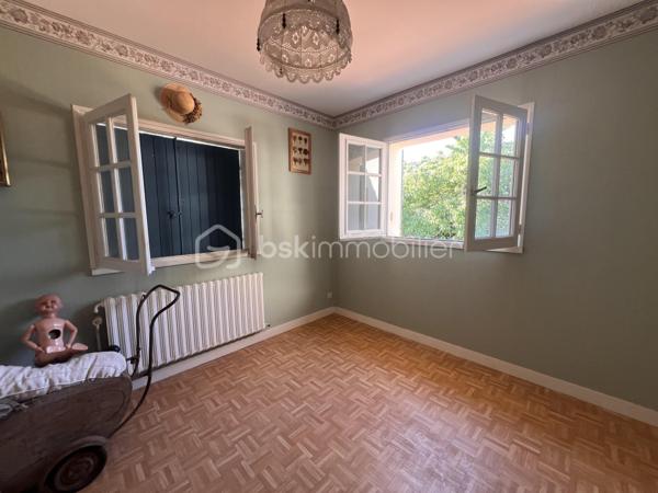 Très beau potentiel pour cette maison familiale de 213 m2, avec jardin située à Couhé, commune de Valence-en-Poitou, dans un environnement calme et agréable, à proximité de tous les commerces.

Cette maison aux volumes généreux offre de nombreuses possibilités d’aménagement.

Au rez-de-chaussée, vous découvrirez une véranda, une première pièce de vie, une cuisine, une chambre, une salle d’eau, un WC indépendant ainsi qu’une buanderie. Une cave et un vaste sous-sol complètent ce niveau et offrent de nombreux espaces de rangement.

À l’étage, la maison propose une lumineuse pièce de vie avec séjour cathédrale et cheminée, et donnant sur la terrasse. Une cuisine aménagée, quatre chambres, un bureau pouvant être transformé en chambre, une salle de bain avec douche et baignoire, un WC.

À l’extérieur, vous profiterez d’un joli jardin, idéal pour les moments de détente en famille.

La maison dispose d’une chaudière à bois complétée par une chaudière au fioul. Elle est équipée de fenêtres en simple vitrage, raccordée au tout-à-l’égout et bénéficie d’une toiture en bon état.

Grâce à ses beaux volumes, à ses nombreuses pièces et à ses multiples possibilités d’aménagement, cette maison représente une belle opportunité pour créer un lieu de vie à votre image.

Un véritable atout de cette maison : sa configuration permet d’envisager facilement la création de deux logements indépendants. Une opportunité idéale pour accueillir deux familles, exercer une activité avec un espace dédié ou développer un projet locatif offrant un excellent potentiel de rentabilité.

Pour organiser une visite contactez-nous du lundi au samedi de 08H00 à 20H00.

Faire vite !